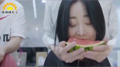 梦到和姐姐吃瓜,与姐姐共享瓜果时光