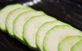 昆明情侣吃瓜,共享夏日悠闲时光