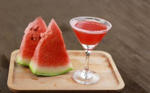 寝室夏日吃瓜照片,欢乐时光定格瞬间