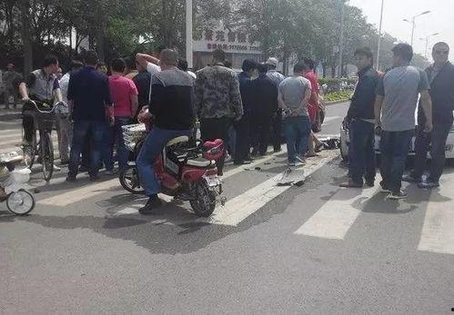 撞车视频路人吃瓜事件,吃瓜群众成焦点
