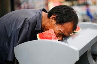 无臂咋吃瓜,展现人类无限潜能