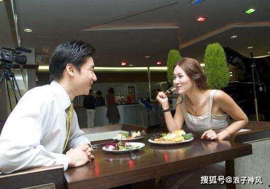 老人相亲吃瓜,老人们吃瓜看热闹，甜蜜爱情悄然绽放