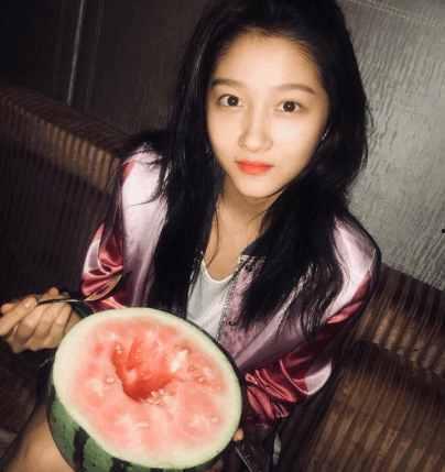 堂哥堂妹吃瓜图片,欢乐瞬间定格